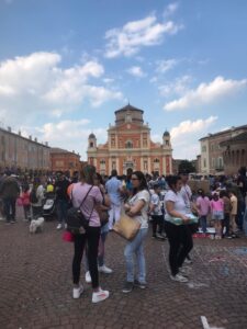 Patrono in piazza con sullo sfondo il Duomo 
